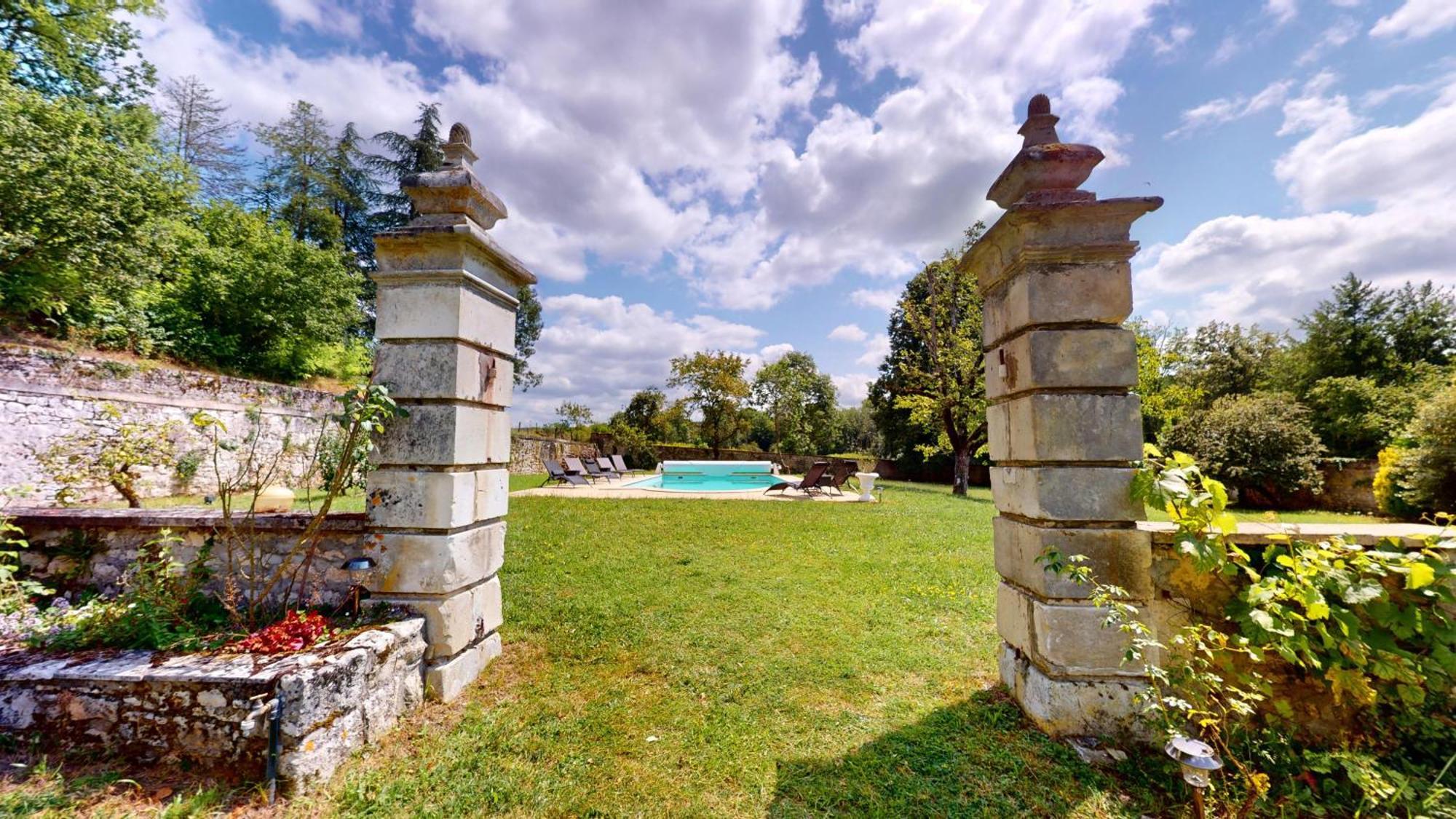 Gite Chateau Du Colombier - Piscine Chauffee Villa Mailly-le-Chateau Exterior photo