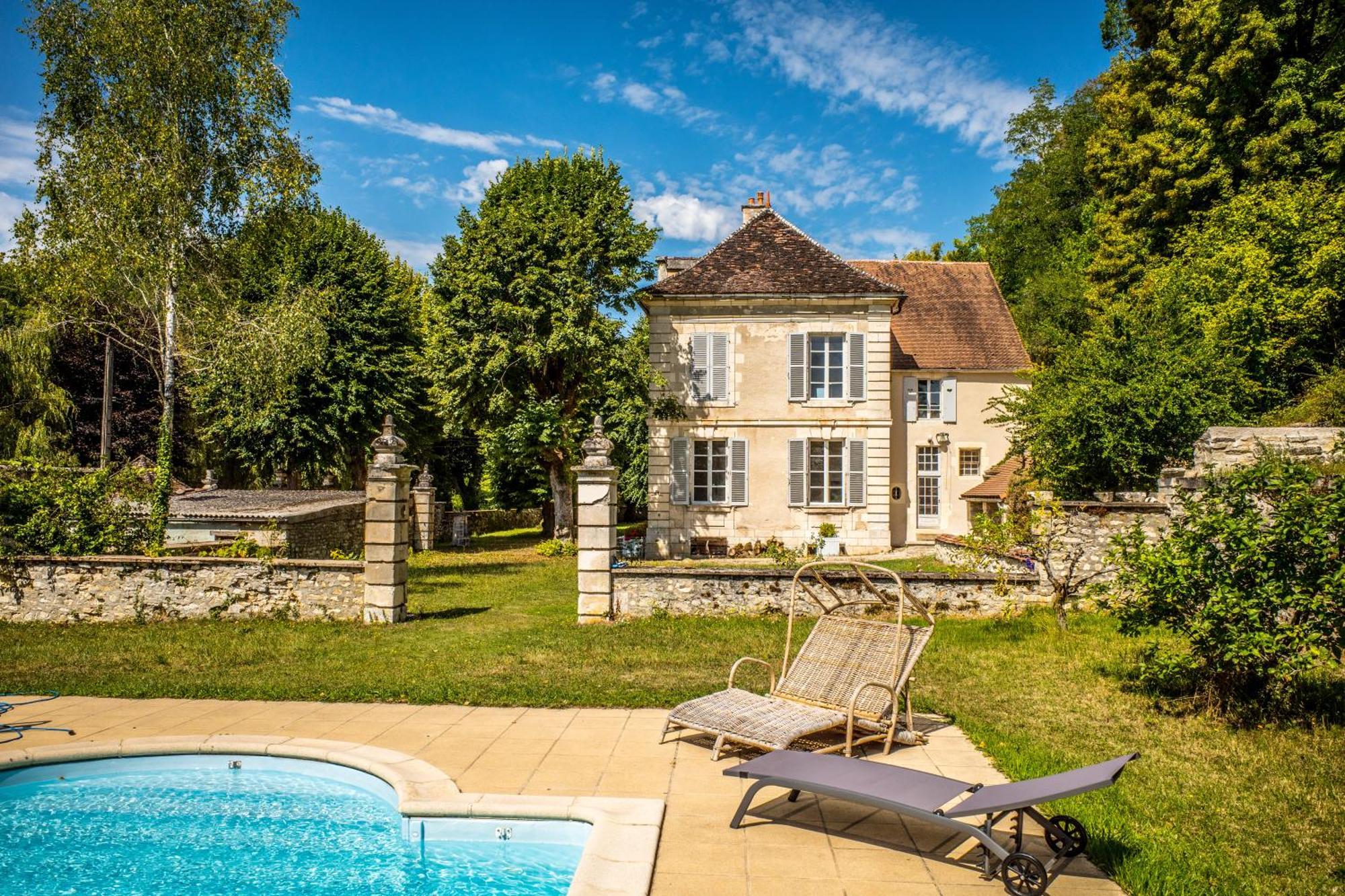 Gite Chateau Du Colombier - Piscine Chauffee Villa Mailly-le-Chateau Exterior photo